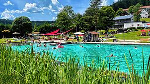 Das Freibad in Schönwald lockt im Sommer Einheimische wie Touristen. Bei einem schlechten Winter reißen es diese Zahl aber nicht heraus. ...