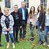 Bei der symbolischen Scheckübergabe der Heimschule Kloster Wald an den Verein &bdquo;Women for Women&ldquo; aus Tuttlingen waren dabei ...