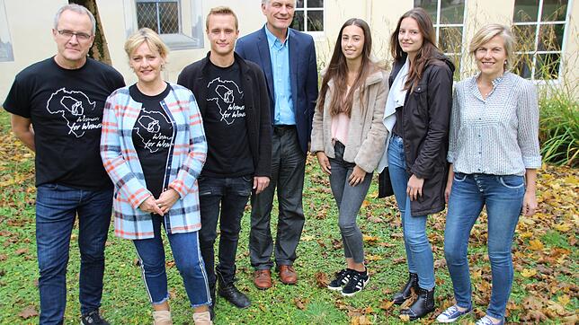 Bei der symbolischen Scheckübergabe der Heimschule Kloster Wald an den Verein &bdquo;Women for Women&ldquo; aus Tuttlingen waren dabei ...