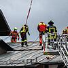 Stuttgart: Einsatzkräfte der Feuerwehr sichern ein Dach, das durch Sturmböen beschädigt wurde.
