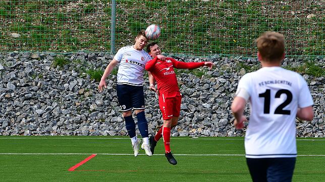 Kopfball-Hattrick: Nico Reichardt (links, gegen Jestettens Robin Kübler) erzielte beim 10:0 des FC Schlüchttal gegen Bosporus FC ...