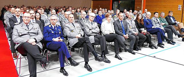 Die Vertreter des Militärs in vorderster Reihen (von links): Oberst Michael Frick, Oberst Thomas Göhring, Oberst Dieter Bohnert, Oberst ...