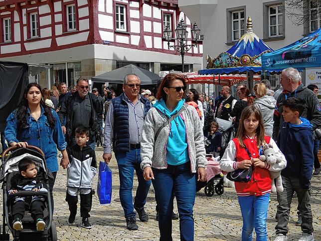 Es wuselte nur so in der Innenstadt am Sonntag. &bdquo;Petrus meinte es gut mit uns, angenehme Temperaturen haben vor allem ziwschen 14 ...