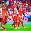Freiburgs Roland Sallai (l-r), Freiburgs Torwart Noah Atubolu, Freiburgs Matthias Ginter, Freiburgs Philipp Lienhart, Freiburgs Jordy ...