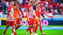 Freiburgs Roland Sallai (l-r), Freiburgs Torwart Noah Atubolu, Freiburgs Matthias Ginter, Freiburgs Philipp Lienhart, Freiburgs Jordy ...