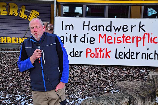 Georg Aberle, der die Aktion „Handwerkervesper“ mitinitiierte, spricht zu den Anwesenden.
