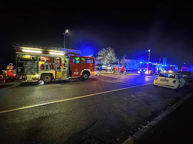 Die Feuerwehr rückte mit einem Großaufgebot aus und konnte durch ihr Eingreifen schlimmeres verhindern.