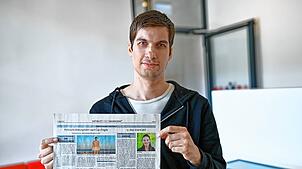 Julien Ferrat, Stadtrat in Mannheim, mit dem Amtsblatt mit seinem Artikel. Die Rückmeldungen seien zahlreich, sagt der Politiker.