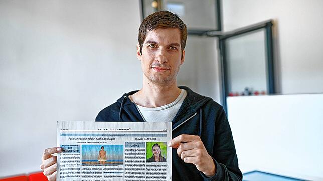Julien Ferrat, Stadtrat in Mannheim, mit dem Amtsblatt mit seinem Artikel. Die Rückmeldungen seien zahlreich, sagt der Politiker.