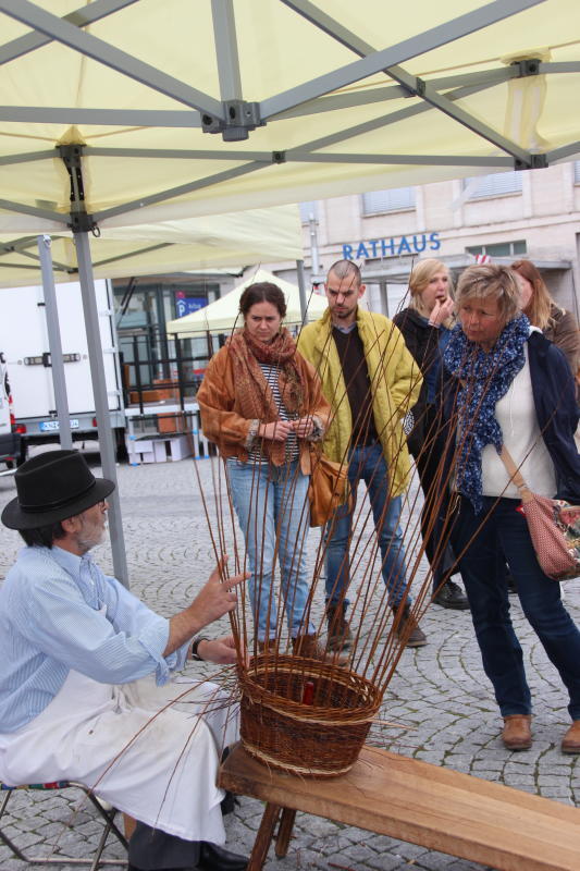 Der Schweizer Korbflechter Hans Nobel beantwortet Fragen der Besucher. Bild: Susanne Gehrmann-Röhm