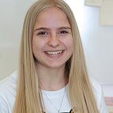 Ines Huskic, Schülerin: "Wir Schüler erhoffen uns besser ausgebaute sanitäre Anlagen, mehr überdachte Sitzplätze für Pausen und Freizeit ...