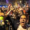 Fans der Schweizer Nationalmannschaft jubeln in Zürich nach dem Sieg gegen Frankreich.