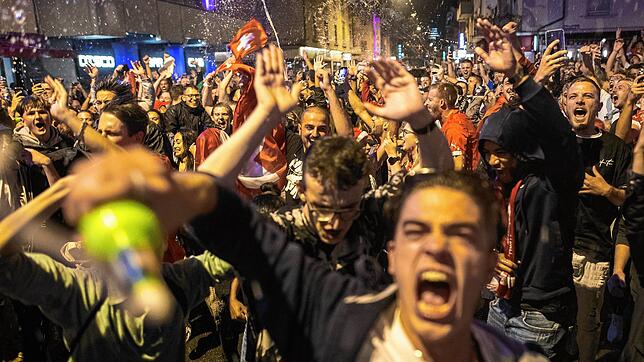 Fans der Schweizer Nationalmannschaft jubeln in Zürich nach dem Sieg gegen Frankreich.