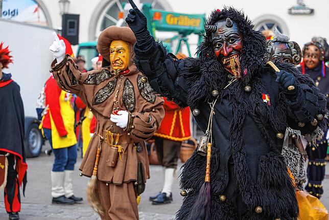 Bild 6: Bilder vom Rathaussturm der Narrizella Ratoldi auf dem Marktplatz Radolfzell