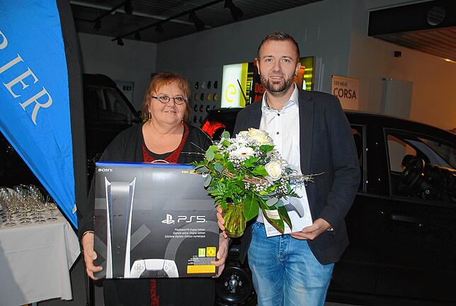 Bild 13: So sehen die Gewinner und Sponsoren des 24. Waldshut-Tiengener Weihnachtsgewinnspiels aus