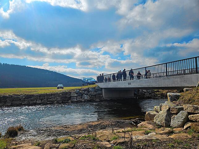 Die alte Brücke wurde abgerissen, am Ufer sind noch ein paar Trümmer übrig.