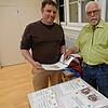 Rolf Brand, rechts, mit einem Versammlungsteilnehmer, hat eine Schenkung mit Bildern von Max Mahrer-Künzi zusammengestellt. Foto: Peter ...