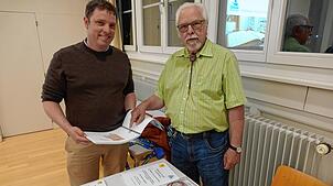 Rolf Brand, rechts, mit einem Versammlungsteilnehmer, hat eine Schenkung mit Bildern von Max Mahrer-Künzi zusammengestellt. Foto: Peter ...