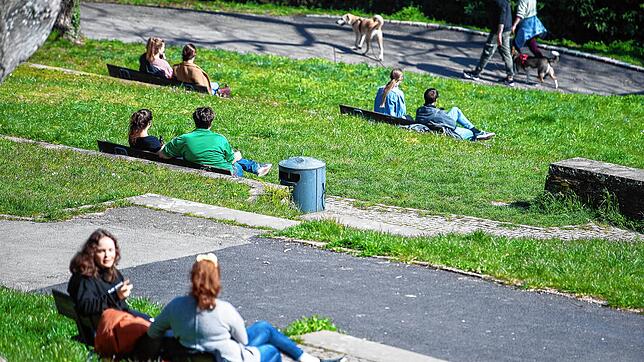 In Corona-Zeiten sind Treffen mit anderen nur eingeschränkt erlaubt. Symbolbild.