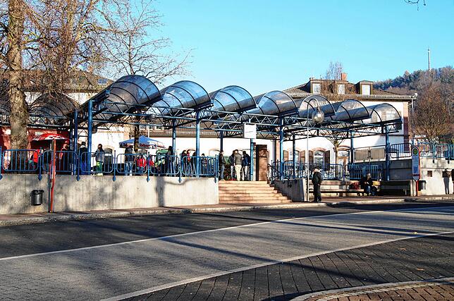 Nicht immer geht es am Waldshuter Busbahnhof so ruhig zu, wie auf diesem Archivbild. Der Busbahnhof fällt durch eine ...