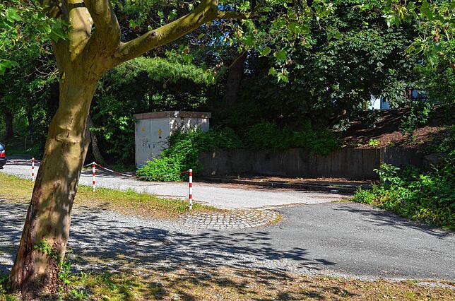 Hier beim alten Friedhof könnte ein weiterer Platz entstehen, auf dem sich Jugendliche treffen.
