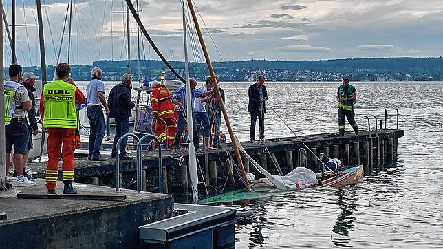 Diese Jolle kenterte am Donnerstagabend im Überlinger See. Hier liegt sie im Yachthafen Überlingen.