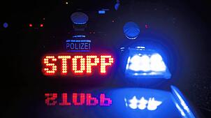 Ein Autofahrer ignoriert das Anhaltesignal der Polizei und leistet sich mit ihr eine Verfolgungsjagd durch Bad Saulgau, bei der es zu ...