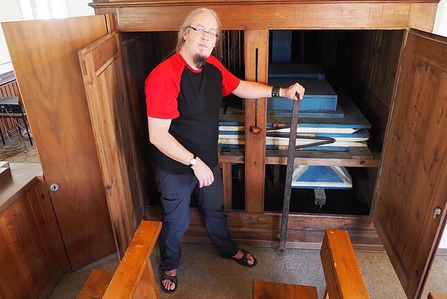 Frank Rieger zeigt, wie der Blasebalg der Orgel von St. Mauritius in Döggingen manuell mit Luft gefüllt werden könnte.