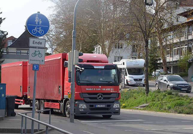 Jäh enden die Markdorfer Radwege an etlichen Stellen – und immer heißt es absteigen. Im Bild der Bereich B 33 beim ...