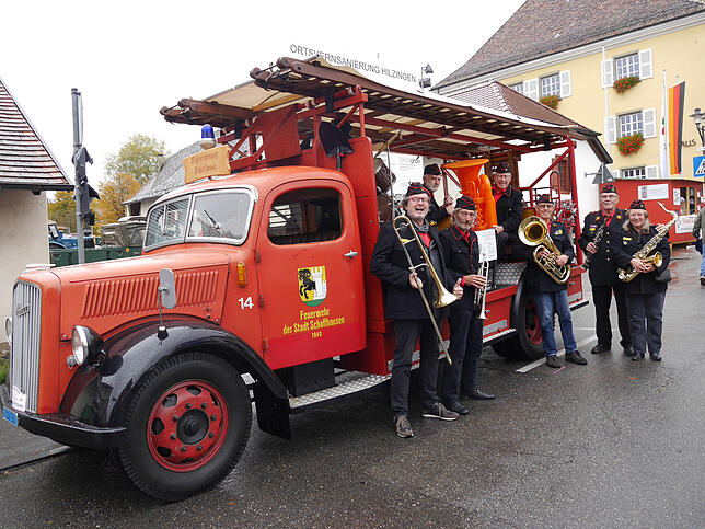 Angeführt wurde die Oldie-Parade über die Hauptstraße von der Schluuchmuusig Schaffhuuse. Sie rückte mit einem Opel Blitz, Baujahr 1940 ...