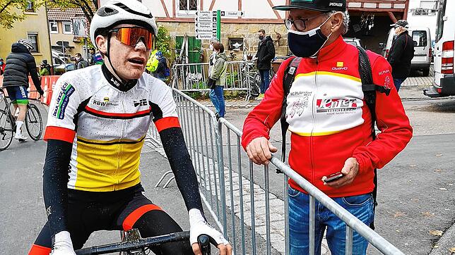 Cedric Abt (links), das große Radsporttalent des Radlerclubs Pfullendorf, mit Alwin Jenter.