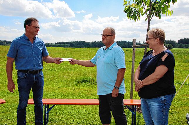 Bauingenieur Ottmar Halbherr (von links) wurde beim Betriebsjubiläum von Thomas und Ina Jerg für seine zehnjährige Mitarbeit geehrt.