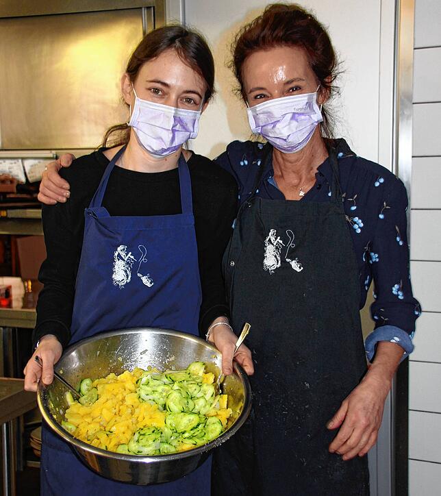 Julia und Heidrun Stärk vom Restaurant Schützen in Meersburg bereiten gerade Kartoffelsalat vor und erwarten schon sehnsüchtig den ...