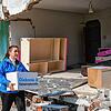 Bilge Menekşe von der Diakonie Katastrophenhilfe übergibt Hygieneboxen für Erdbebenopfer im Buyuk Dalyan Distrikt von Hatay.