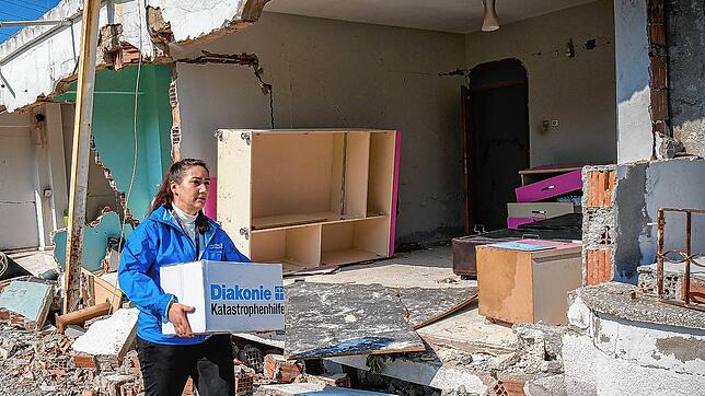 Bilge Menekşe von der Diakonie Katastrophenhilfe übergibt Hygieneboxen für Erdbebenopfer im Buyuk Dalyan Distrikt von Hatay.
