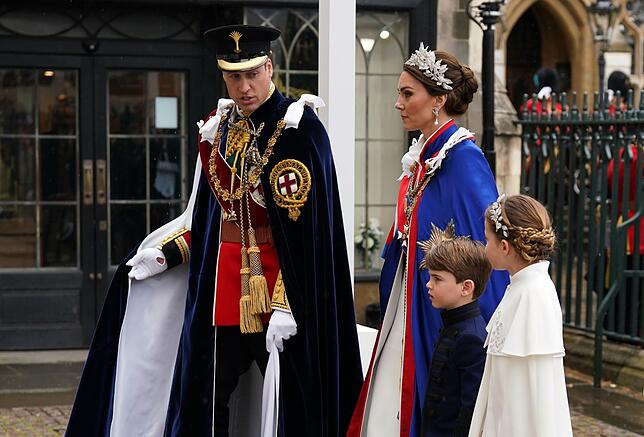 Krönung von König Charles III. Prinz William und seine Frau Kate gehen mit ihren Kindern Charlotte und Louis in die Westminster Abbey.