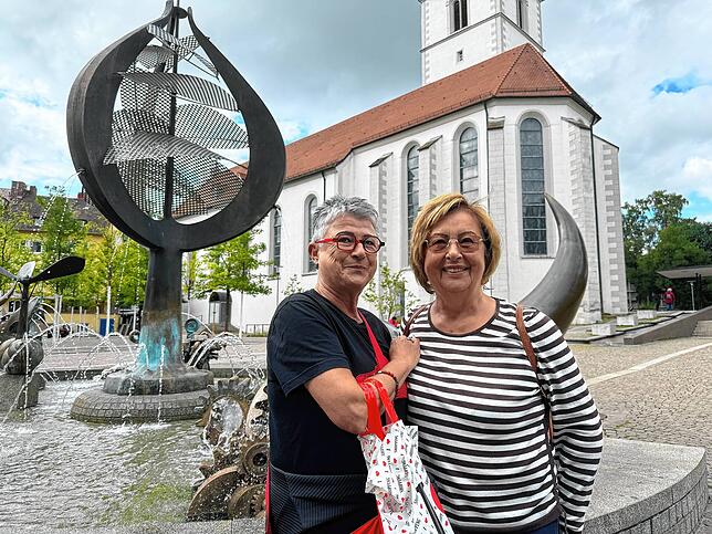 Gaby Klas (links) und Adelinde Kuhn freuen sich auf den Urlaub in der Türkei.