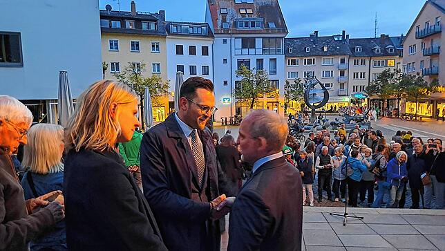 Johannes Henne (mit Ehefrau Emma) gratuliert Simon Blümcke.