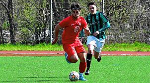 Matchwinner: Urtan Aliaj (vorn auf unserem Archivfoto) bereitete die Führung durch Maximilian Häring beim FV Lörrach-Brombach vor und ...