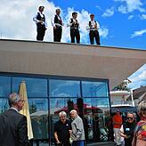 Stellvertretend für die Handwerker steht eine Abordnung der Zimmermänner der Firma Holzbau Schmäh auf dem Dach des Pavillons. Das sind ...