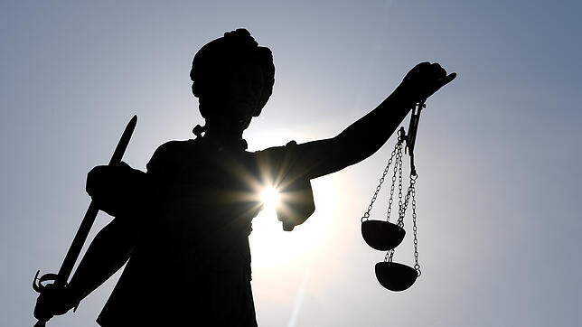 Bild : Opfer hat während der Taten geschlafen: 20-Jähriger wird wegen Vergewaltigung in zwei Fällen verurteilt