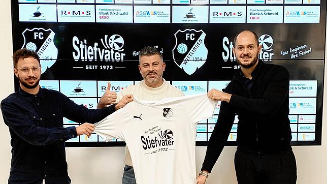 Trainer-Duo komplett: Cheftrainer Fabio Muto (links) freut sich mit Sportvorstand Kevin Pabast (rechts) über die Zusage von Angelo ...