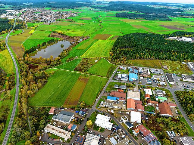 Unterhalb des Mönchsees soll die B 523 von rechts kommend an die Bundesstraße 33 (links im Bild) angeschlossen werden. Im Vordergrund zu ...