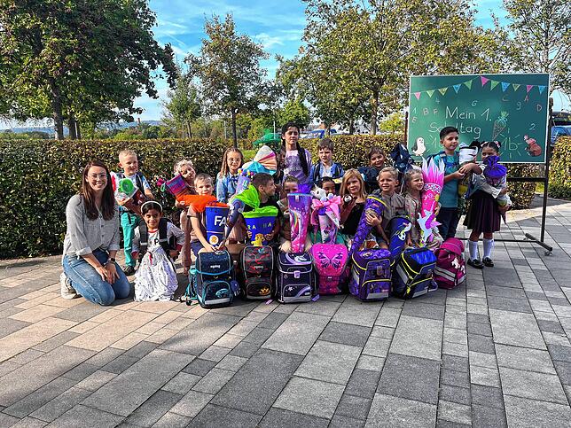 Die Klasse 1b der Grundschule Volkertshausen mit ihrer Klassenlehrerin Carolin Schmid bei der Einschulungsfeier.