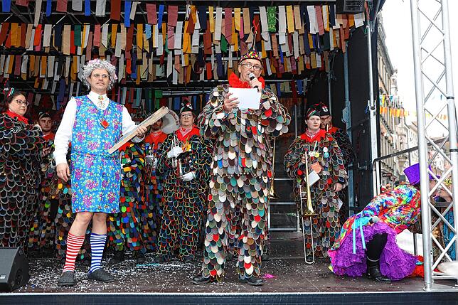 Bild 6: Schmotziger Dunschtig 2024: Mäschgerle aller Generationen feiern auf der Marktstätte