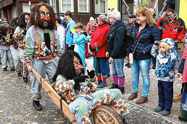 Bild 17: Großer Umzug in Tennenbronn mit 20 Musik- und Narrengruppen