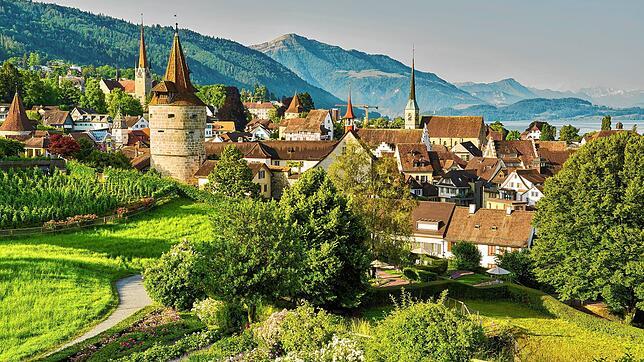 Ein Blick auf die Stadt Zug &ndash; hier gibt es eine schöne Altstadt. Und sehr viel Geld.