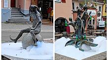 Jemand hat Spülmittel in den Brunnen der Gemeinsamkeit auf dem Gustav-Hammer-Platz (rechts) geschüttet, so dass Schaum entstanden ist. ...