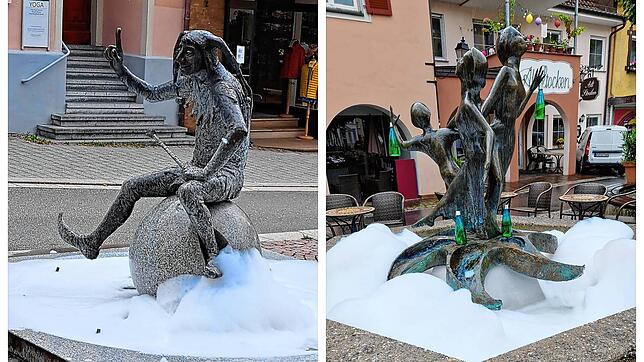 Jemand hat Spülmittel in den Brunnen der Gemeinsamkeit auf dem Gustav-Hammer-Platz (rechts) geschüttet, so dass Schaum entstanden ist. ...
