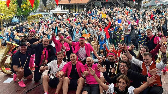 Die Band Brasslufthamma begeisterte auf der Freiluftbühne mit ihrer Musik und umrahmte die Verlosung musikalisch. Die Birkendorfer ...